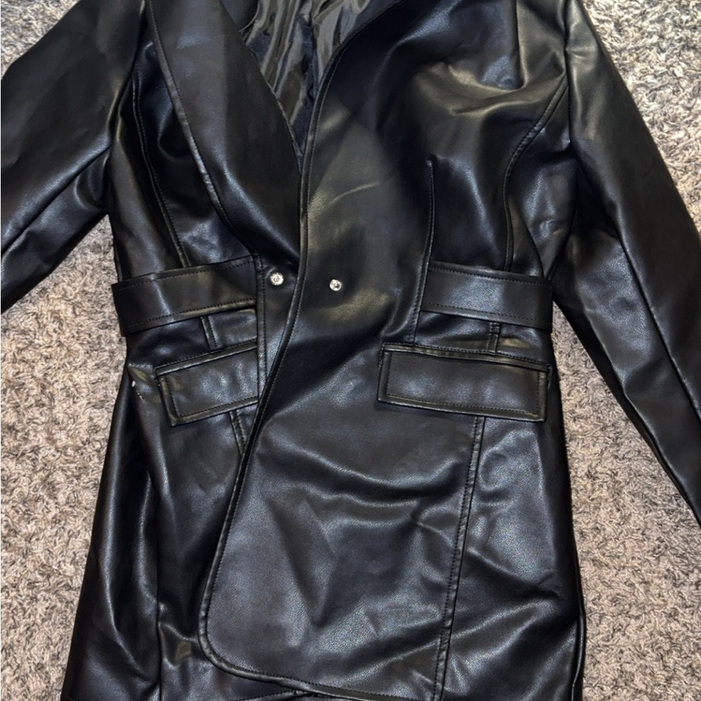 AKIRA Black Faux Leather Blazer like new ( snatched waist so fits contour like )